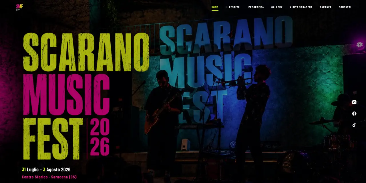 Sito dello Scarano Music Fest: titolo giallo e magenta su una foto di palco dal vivo